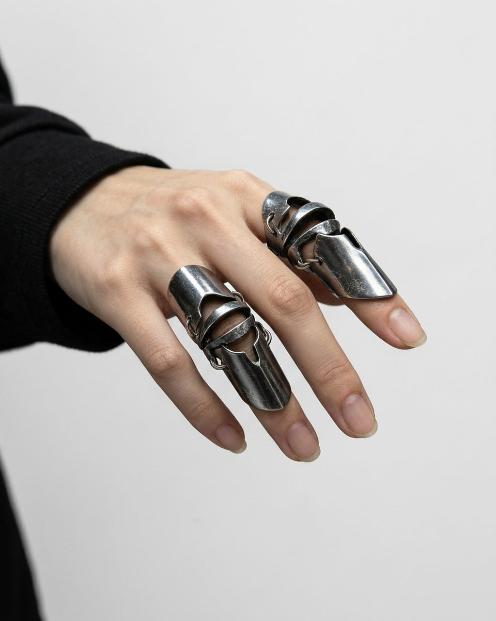 Armor Finger Ring worn on the finger – unisex punk ring styled with streetwear