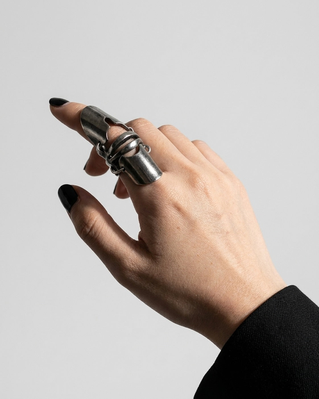 Armor Finger Ring worn on the finger – second styled look, unisex punk ring