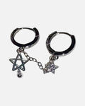 Star Chain Huggie Earring – unisex Y2K earrings in silver-plated copper, front product photo on a grey background
