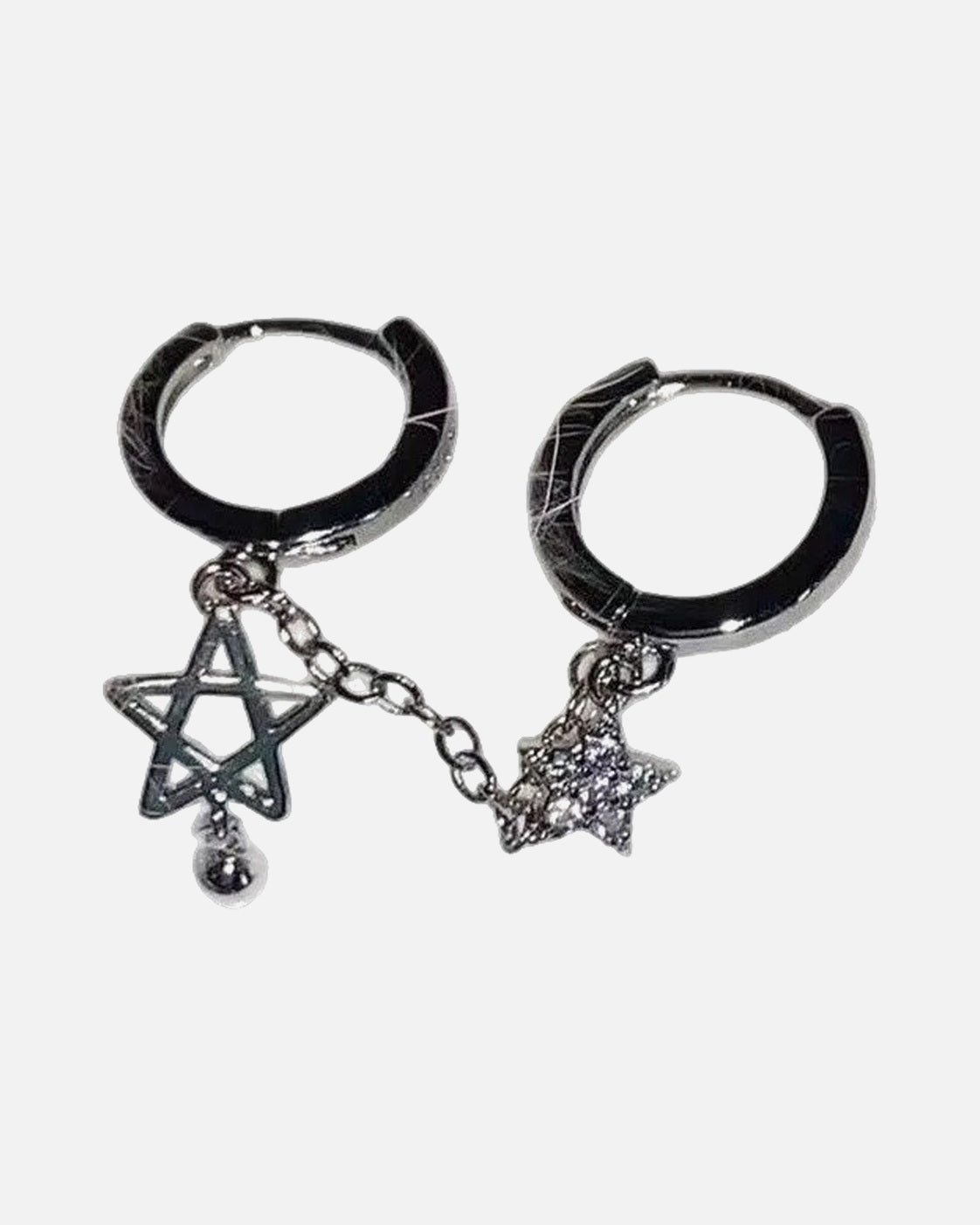 Star Chain Huggie Earring – unisex Y2K earrings in silver-plated copper, front product photo on a grey background