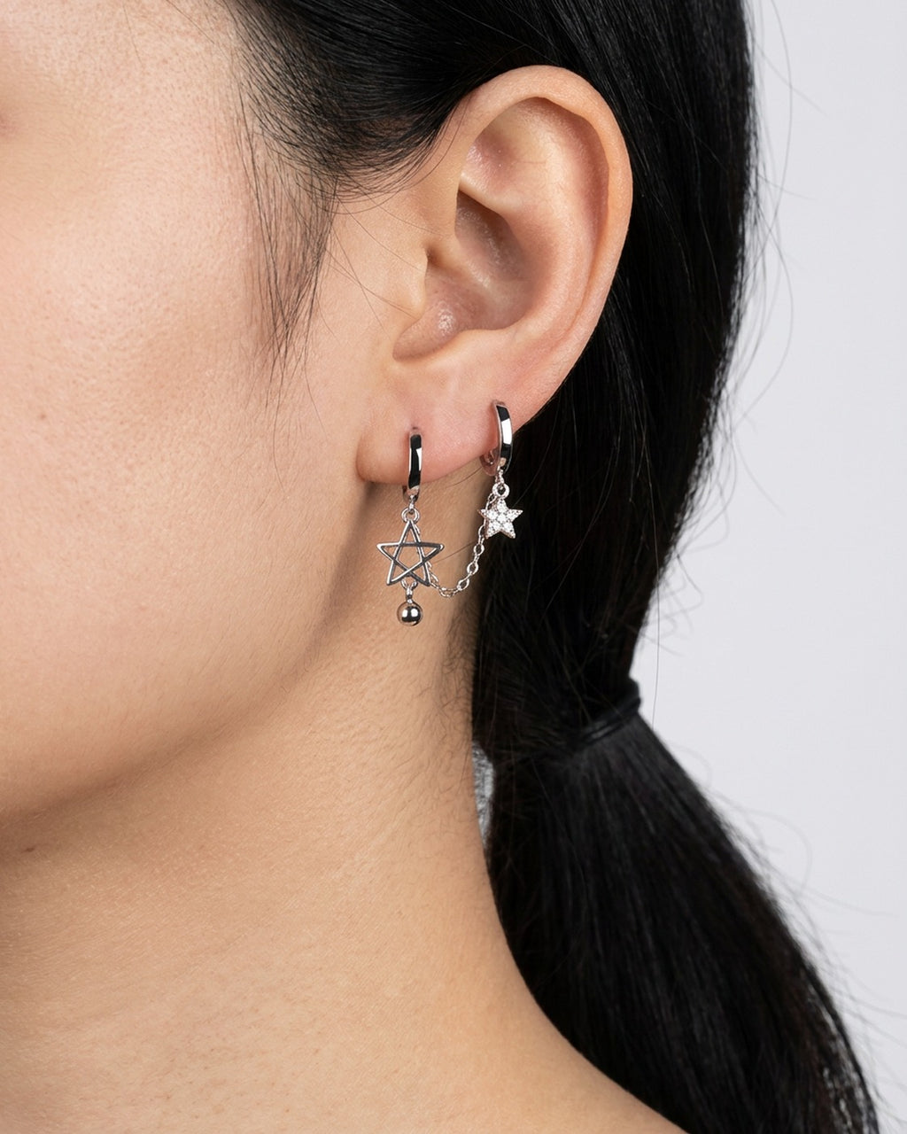 Star Chain Huggie Earring worn on the ear – unisex Y2K earrings styled with streetwear