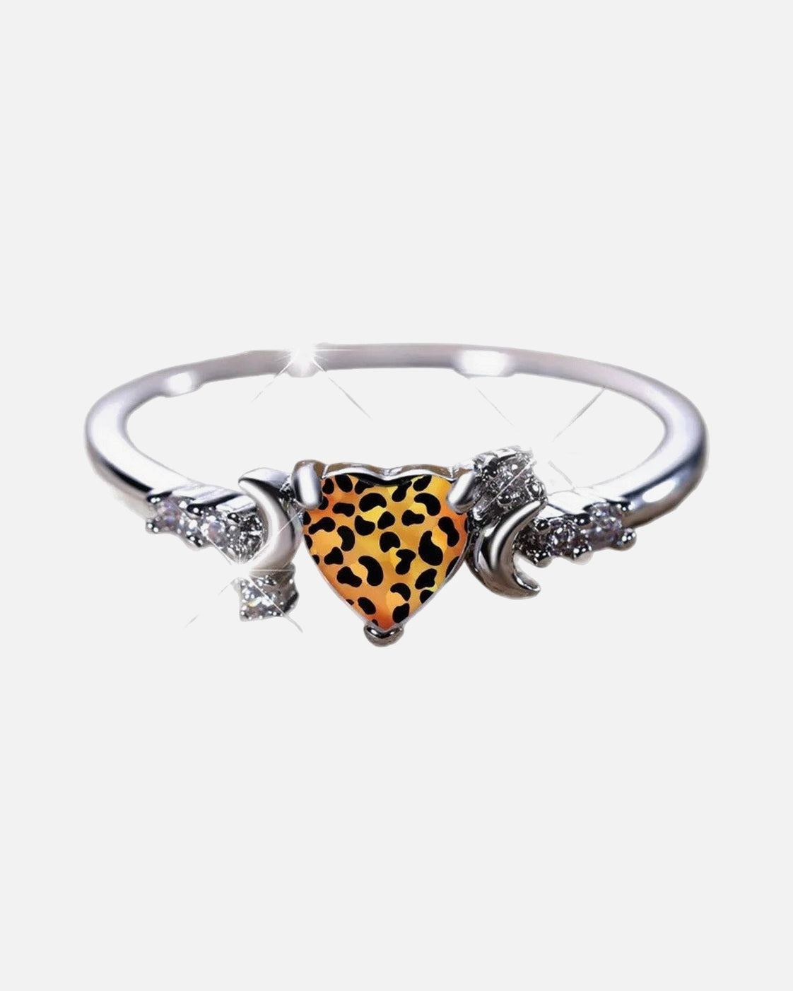 Leopard Heart Ring – women's Y2K ring in zinc alloy, front product photo on a grey background