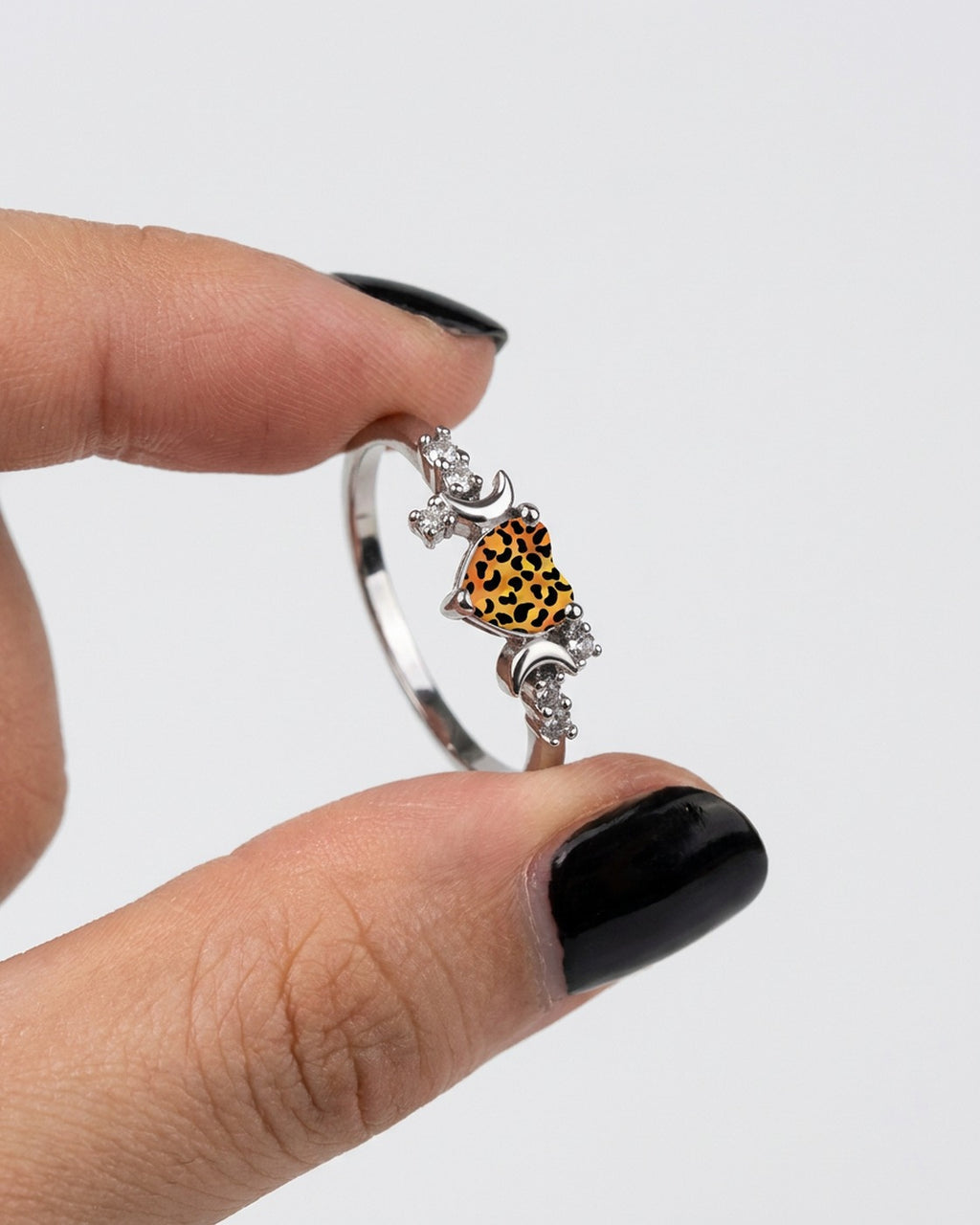 Leopard Heart Ring worn on the finger – women's Y2K ring styled with streetwear